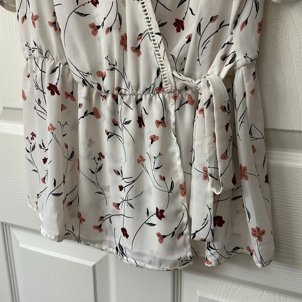 Sienna Sky White Floral Peplum Wrap Blouse Large - Picture 5 of 7